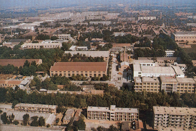 推土机总厂本部厂区。。。。。。山东推土机总厂建设时，，，，，牢靠资产原值为2569万元，，，，，占地面积为517538平方米，，，，，修建面积为170861平方米。。。。。。