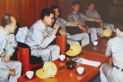 为了学习外国先进手艺和治理要领，，，，，前往引进手艺与装备的国家举行实地考察。。。。。。薛仲光厂长在日本。。。。。。