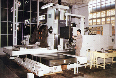 BPN-13B(R4)数控卧式加工中心。。。。。。厂房扩建加大，，，，，装备填平补齐，，，，，增添精、大、稀装备，，，，，新上生产线，，，，，提高企业装备素质，，，，，使永利集团厂成为名副着实的大马力推土机生产厂。。。。。。