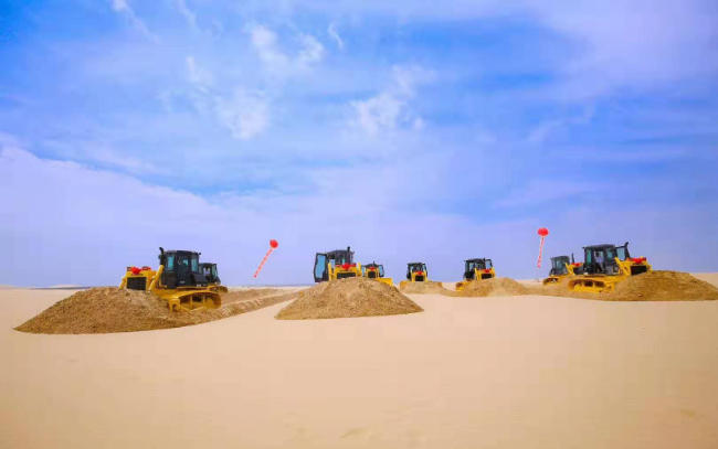 SD16D推土机奔跑“沙”场-推土机-永利集团股份