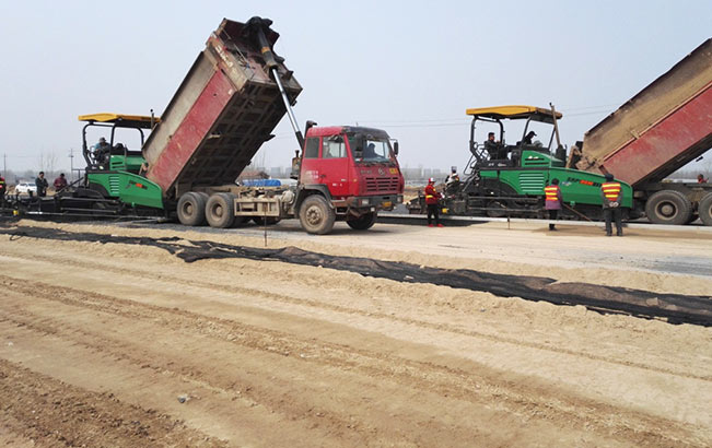 永利集团成套蹊径机械装备助力某市政公路工程项目-摊铺机-永利集团股份