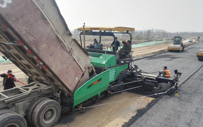 永利集团成套蹊径机械装备助力某市政公路工程项目-摊铺机-永利集团股份