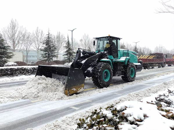 除雪保畅，，，，，，永利集团铁肩道义勇担重任！