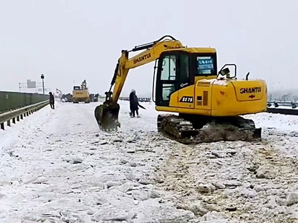 除雪保畅，，，，，，永利集团铁肩道义勇担重任！