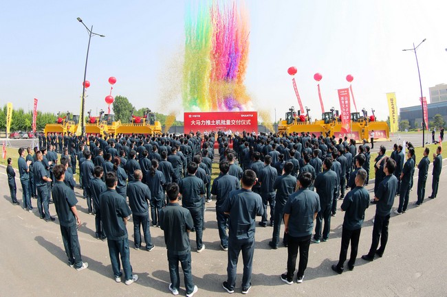 5月17日，，，，，永利集团向中煤平朔集团一次性交付六台中国最大马力推土机。。。。。。